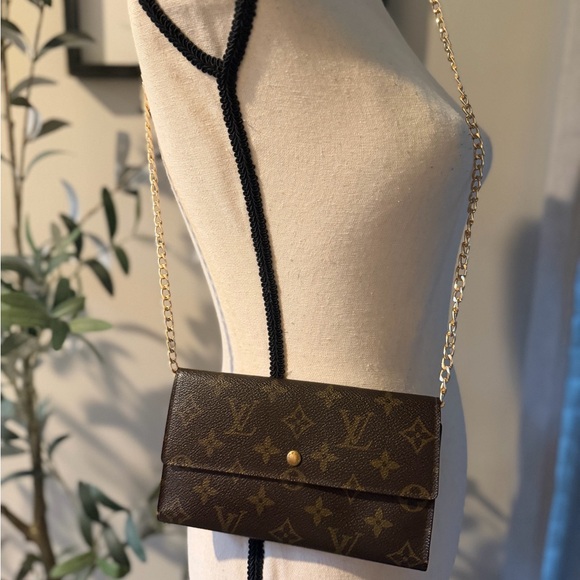 Louis Vuitton Classic Monogram Wallet. - Picture 1 of 13